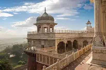 Agra-Fort-musamman-burj-dome-with-moody-sky (1)